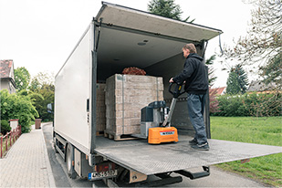 Náklaďák se sklápěcím čelem nebo hydraulickou rukou