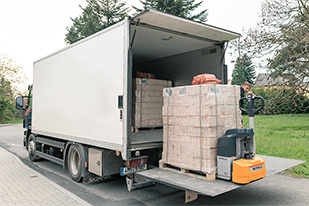 Náklaďák se sklápěcím čelem nebo hydraulickou rukou